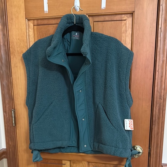 free people movement Jackets & Blazers - NWT Free People Movement Scout It Out Fleece Vest- Midnight Jade